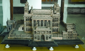 File:HussainiDalanReplica.jpg