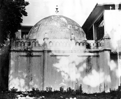 File:FarrukhSiyarMosque.jpg